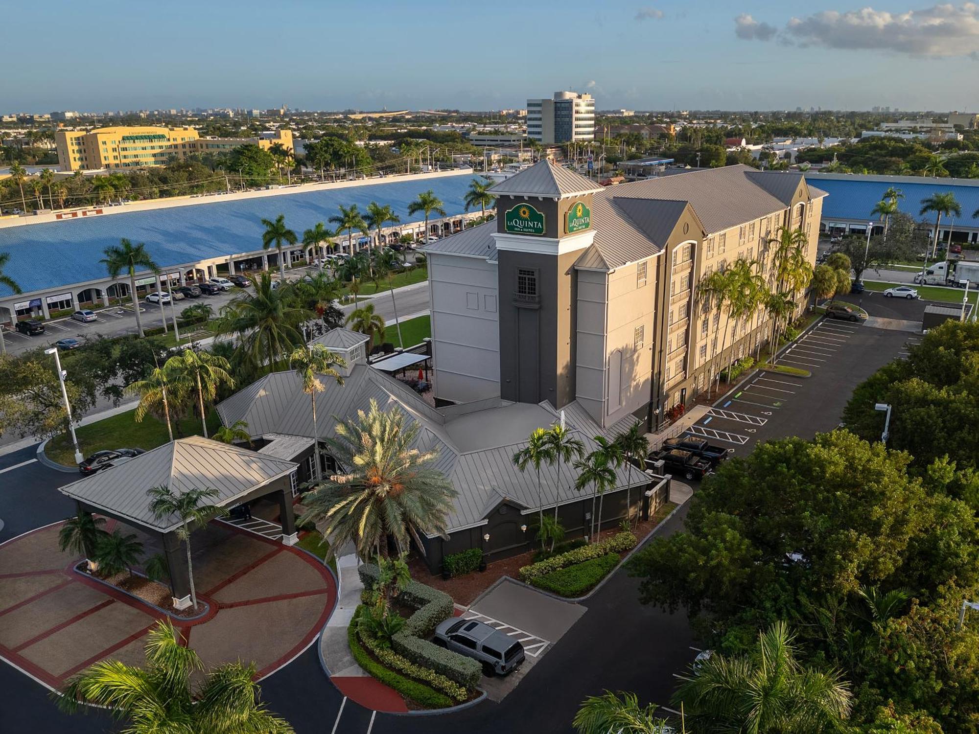Отель La Quinta By Wyndham Miami Airport West Экстерьер фото